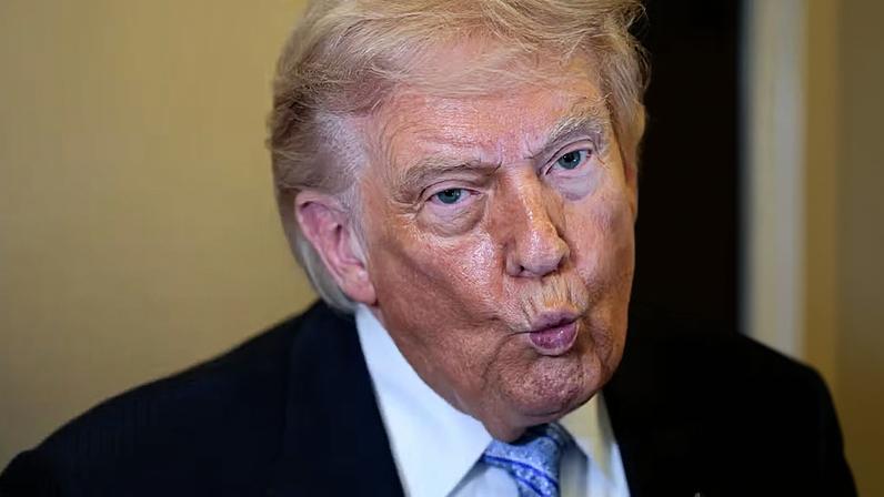 O presidente dos EUA, Donald Trump, fala à imprensa a bordo do Air Force One a caminho dos EUA após sua visita oficial ao presidente Xi Jinping na China, em 15 de maio de 2026 — Foto: REUTERS/Evan Vucci