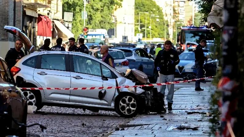 A polícia trabalha no local depois que várias pessoas ficaram feridas quando um carro atropelou pedestres no centro da cidade de Modena, no norte da Itália, em 16 de maio de 2026. REUTERS/Stringer