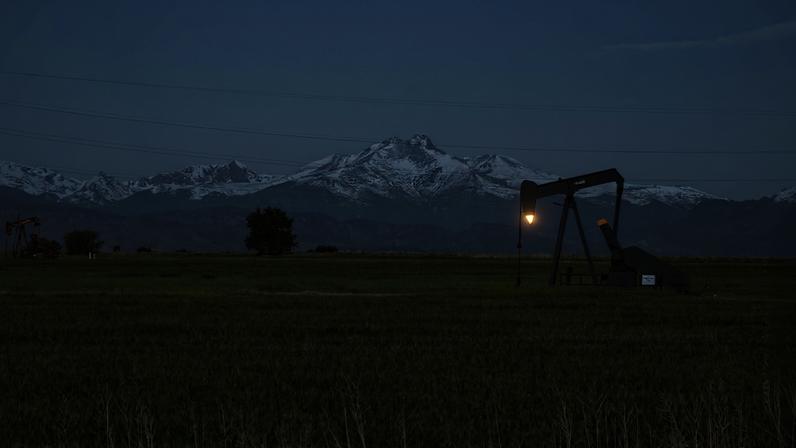 Bombas de extração de petróleo inativas em um campo agrícola em Dacano, Colorado, nos EUA. — Foto: Kevin Mohatt / Reuters