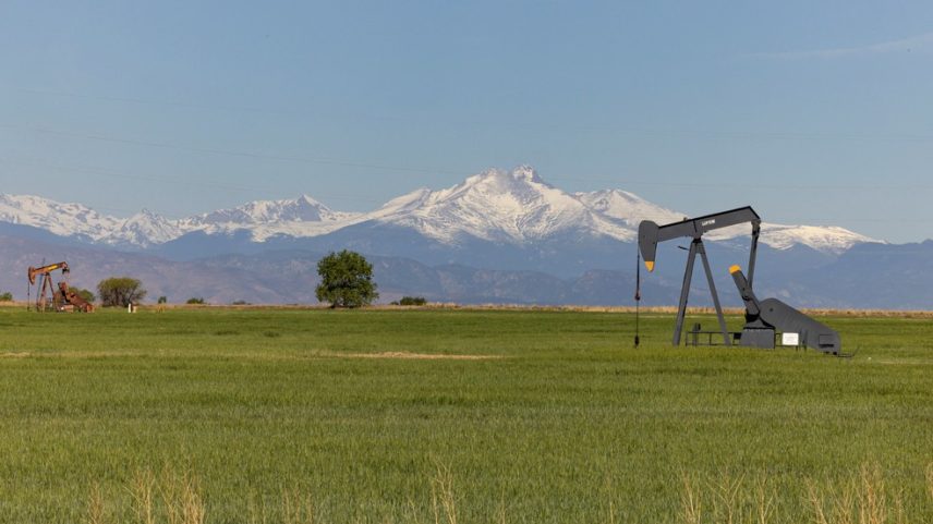 Bombas de extração de petróleo inativas em um campo agrícola em Dacano, Colorado, nos EUA. — Foto: Kevin Mohatt / Reuters