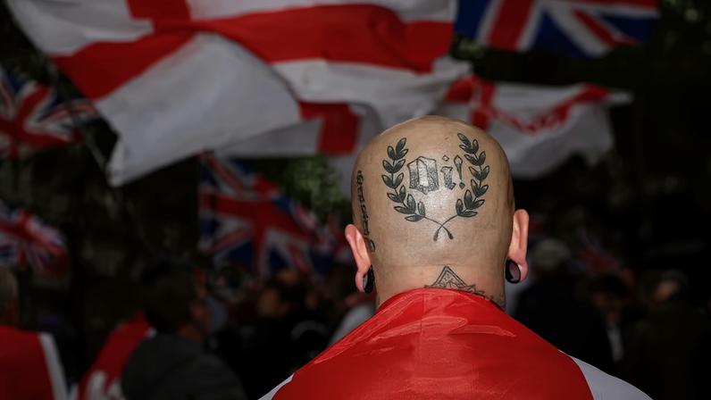 Manifestantes agitam bandeiras do Reino Unido durante a marcha Unite the Kingdom, organizada pelo ativista nacionalista e anti-imigração Tommy Robinson, em Londres