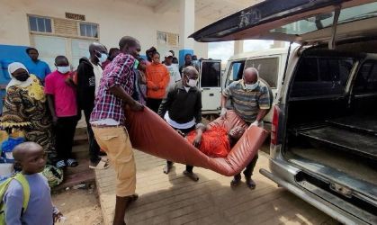 Um homem é carregado de uma ambulância ao chegar ao Hospital Geral de Referência de Bunia após a confirmação de um surto de Ebola envolvendo a cepa Bundibugyo em Bunia, província de Ituri, República Democrática do Congo, em 16 de maio de 2026. Foto tirada com um telefone celular.