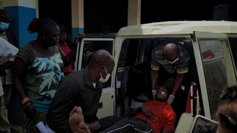 Um homem é retirado de uma ambulância ao chegar ao Hospital Geral de Referência de Bunia, após a confirmação de um surto de Ebola envolvendo a cepa Bundibugyo em Bunia, província de Ituri, República Democrática do Congo, em 16 de maio de 2026