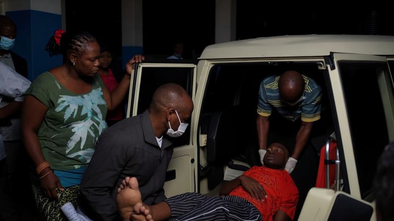 Um homem é retirado de uma ambulância ao chegar ao Hospital Geral de Referência de Bunia, após a confirmação de um surto de Ebola envolvendo a cepa Bundibugyo em Bunia, província de Ituri, República Democrática do Congo, em 16 de maio de 2026 — Foto: REUTERS/Victoire Mukenge
