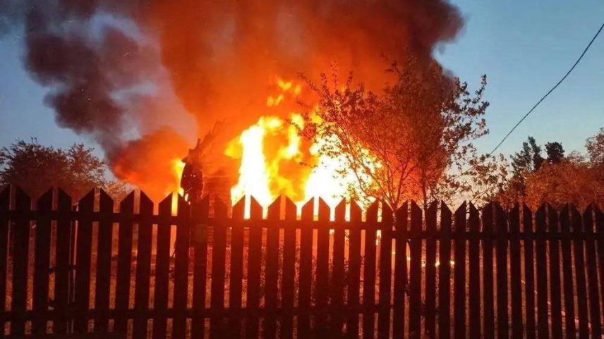Casa pega fogo na região de Moscou após ataque ucraniano — Foto: Governo de Moscou via Reuters