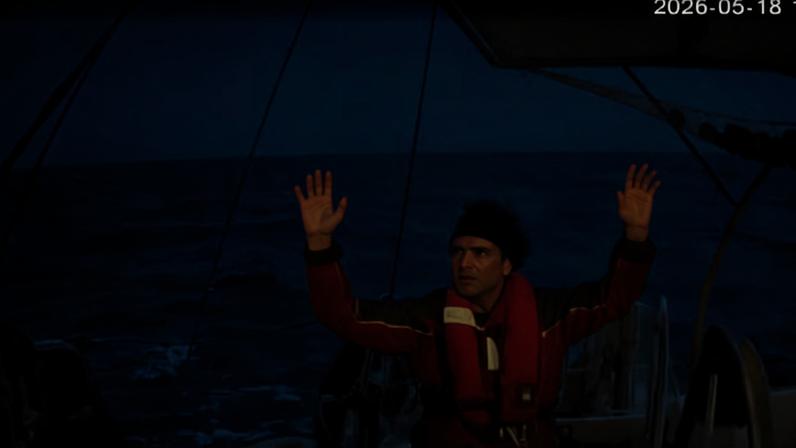 Uma pessoa levanta a mão enquanto um barco da marinha israelense intercepta a Flotilha Global Sumud a caminho de Gaza, numa tentativa de entregar ajuda humanitária, em alto mar, em 18 de maio de 2026, nesta captura de tela de um vídeo divulgado.