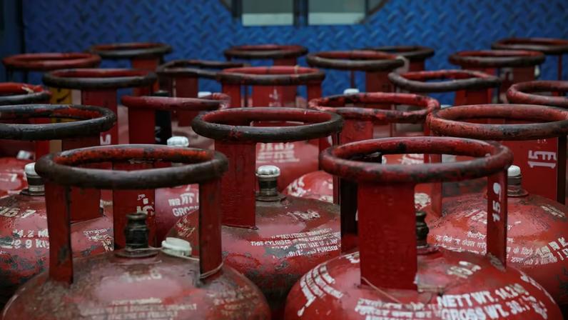 Botijões em loja de Manesar, Índia: país enfrenta desabastecimento