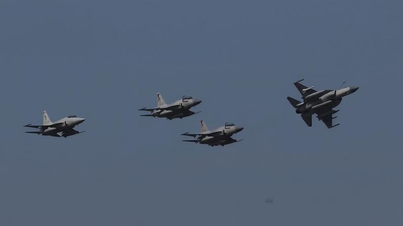 Caças JF-17 Thunder do Paquistão sobrevoam Mar do Norte da Arábia perto de Karachi em 2023