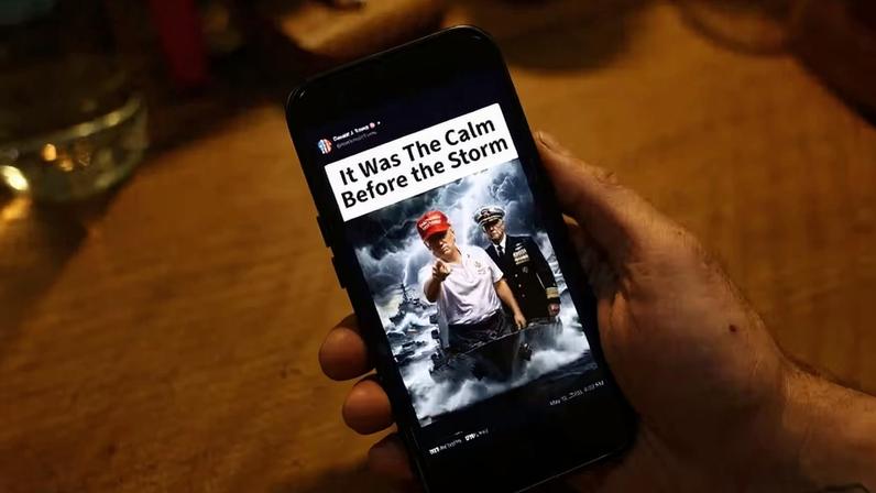Iraniano vê postagem de Donald Trump em seu telefone, em Teerã, no dia 18/05: Acesso só via VPN