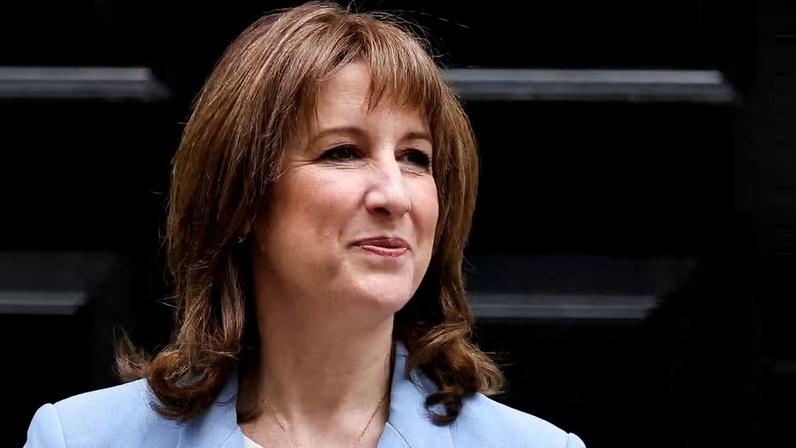 A Ministra das Finanças britânica, Rachel Reeves, posa em frente ao número 11 da Downing Street antes de apresentar a Previsão da Primavera ao Parlamento, em Londres, Grã-Bretanha, 3 de março de 2026