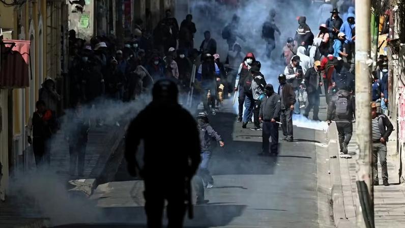 Manifestantes enfrentam a polícia no centro de La Paz, Bolívia, nesta segunda-feira (18/05) — Foto: REUTERS/Claudia Morales