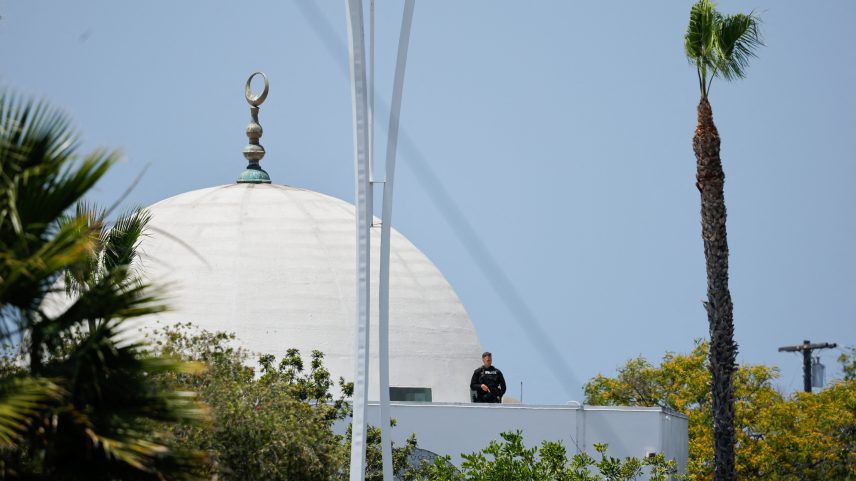 Policial em mesquita de San Diego, na Califórnia, em 18 de maio de 2026 — Foto: REUTERS/Mike Blake