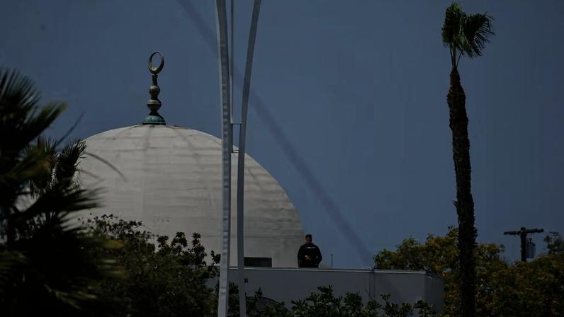 Policial em mesquita de San Diego, na Califórnia, em 18 de maio de 2026 — Foto: REUTERS/Mike Blake