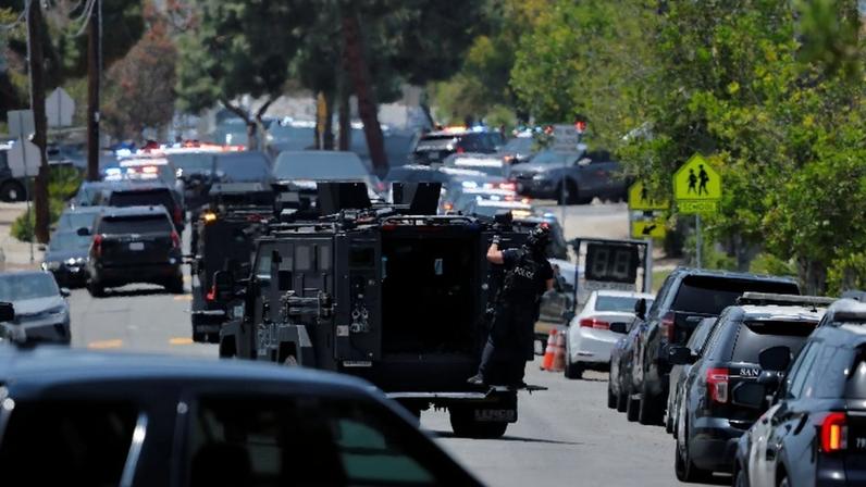 Equipes de emergência respondem a uma situação de atirador ativo no Centro Islâmico em San Diego 18 de maio de 2026 REUTERS/Mike Blake