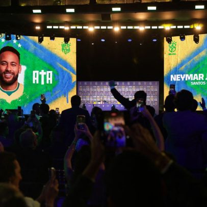 Neymar não treina na apresentação e preocupa duas semanas para a Copa