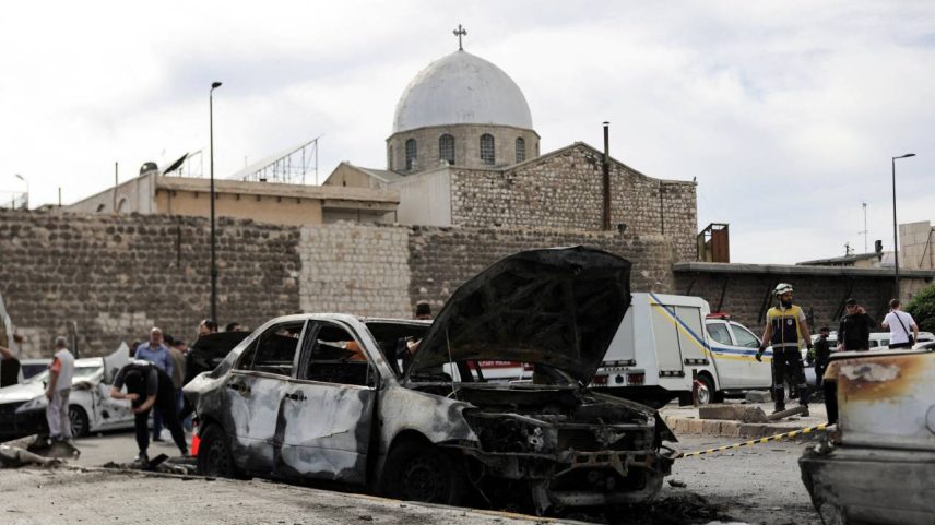 Um veículo destruído no local de uma explosão no distrito de Bab Sharqi, em Damasco, Síria, 19 de maio de 2026