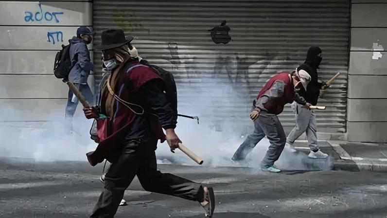 Manifestantes protestam pela renúncia do presidente da Bolívia, Rodrigo Paz, em La Paz, Bolívia