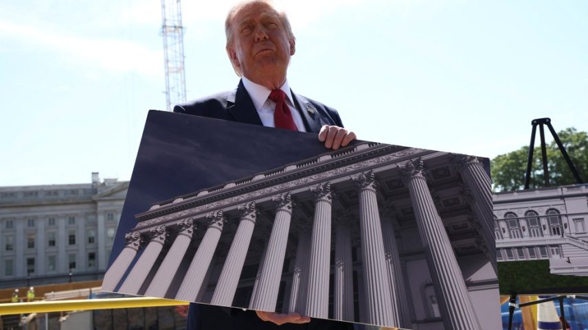 Donald Trump segura foto do projeto do ballroom da Casa Branca em coletiva de imprensa nesta terça (19) — Foto: REUTERS/Kevin Lamarque