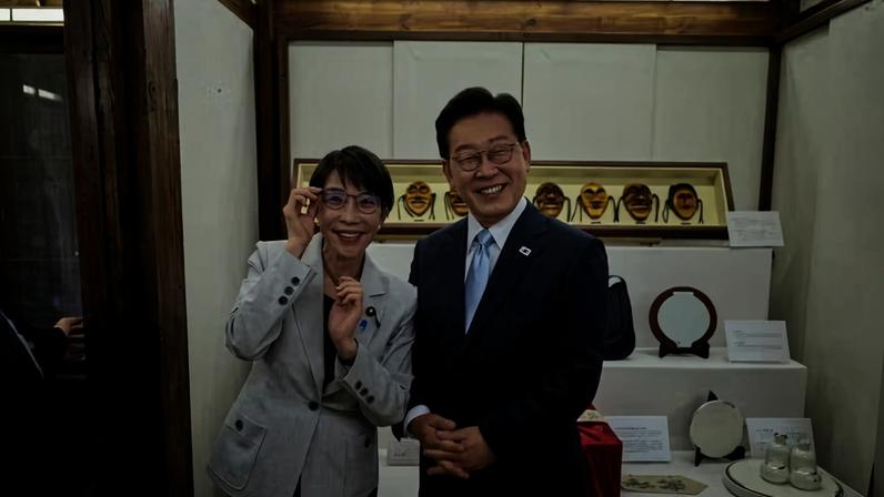 A primeira-ministra japonesa, Sanae Takaichi, posa para fotos com óculos recebidos do presidente sul-coreano, Lee Jae-myeung, em Andong, Coreia do Sul, em 19 de maio de 2026