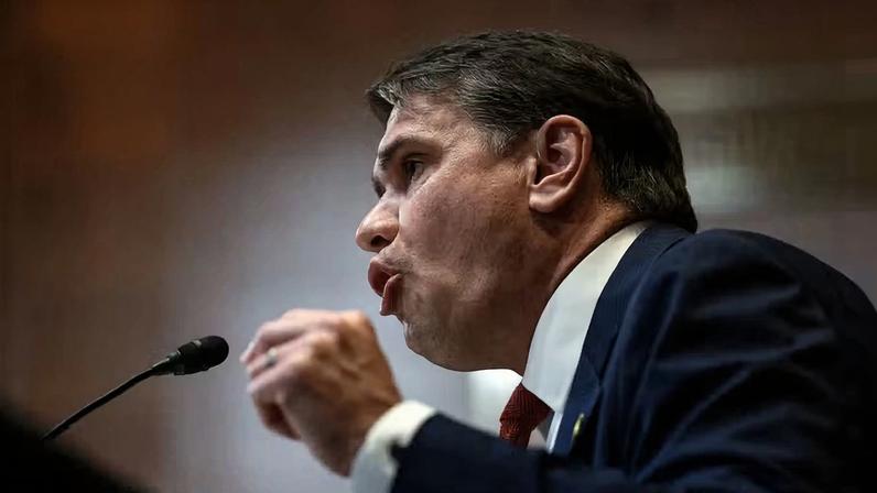 Chefe interino da Justiça dos EUA, Todd Blanche, em depoimento ao Congresso nesta terça-feira (19/05) — Foto: REUTERS/Evelyn Hockstein