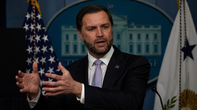 Vice-presidente dos EUA, J.D. Vance, responde a perguntas da imprensa na Casa Branca nesta terça-feira (19/05)