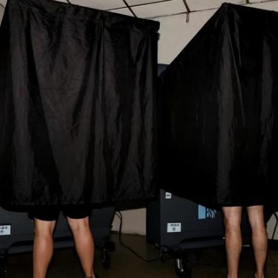 Assessor de Trump propôs banir máquinas de votação por teorias conspiratórias