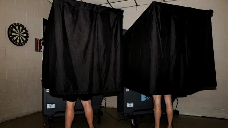 Eleitores votam durante as eleições primárias da Pensilvânia na Filadélfia , Pensilvânia , EUA , em 19 de maio de 2026. — Foto: REUTERS / Hannah Beier