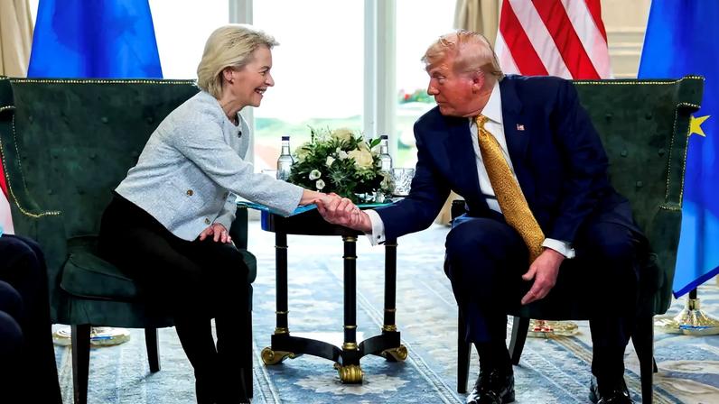 Presidente dos EUA, Donald Trump, aperta a mão da presidente da Comissão Europeia, Ursula von der Leyen, em Turnberry, Escócia 27 de julho de 2025. REUTERS/Evelyn Hockstein/File Photo/File Photo