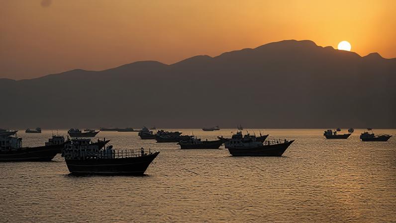Navios no Estreito de Ormuz em 18 de maio de 2026