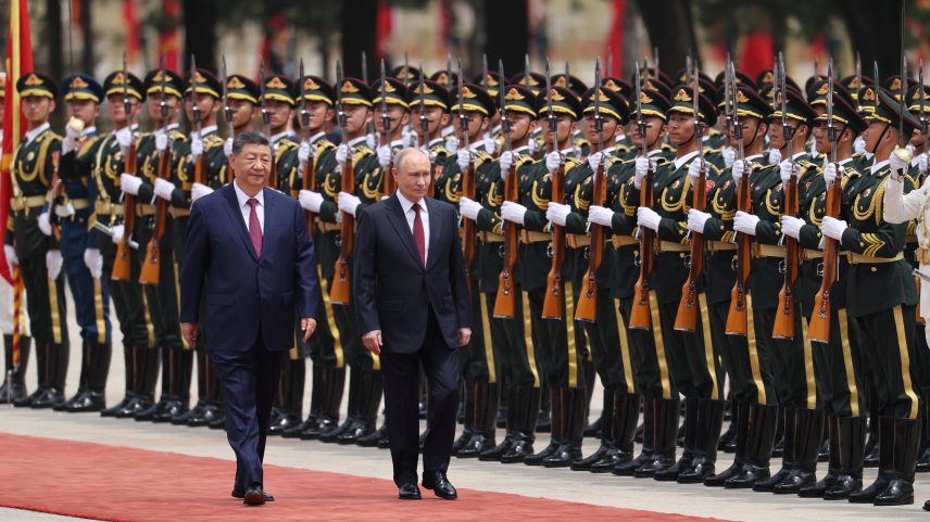 O presidente russo Vladimir Putin e o presidente chinês Xi Jinping inspecionam a guarda de honra durante uma cerimônia de boas-vindas no Grande Salão do Povo, em Pequim. — Foto: Maxim Shemetov/Pool/Reuters