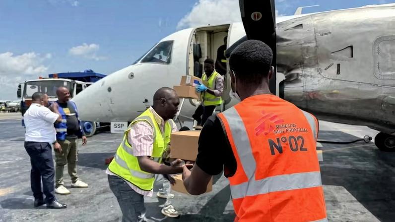 Suprimentos chegam a epicentro do surto na Província de Ituri, República Democrática do Congo — Foto: Anna Schonhofer/Medecins Sans Frontieres/REUTERS