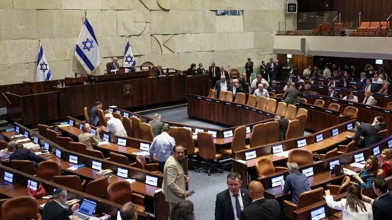 Parlamento de Israel, o Knesset, logo após votação inicial desta quarta-feira (20/05) — Foto: REUTERS/Ronen Zvulun
