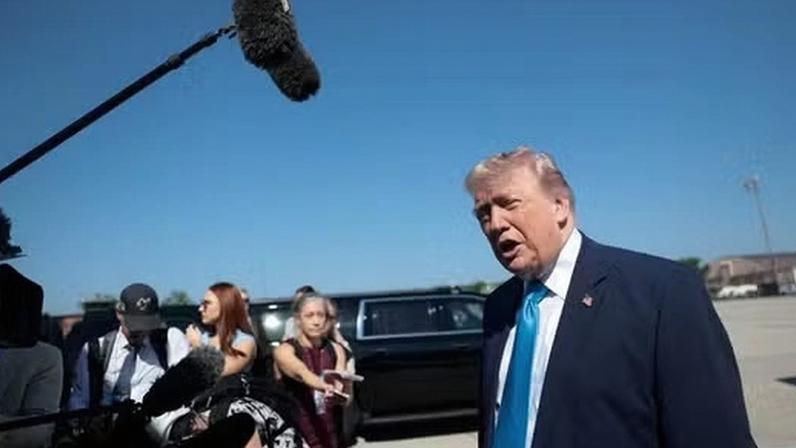 O presidente dos EUA, Donald Trump, fala com a imprensa ao partir da Base Aérea Conjunta Andrews — Foto: REUTERS/Evelyn Hockstein