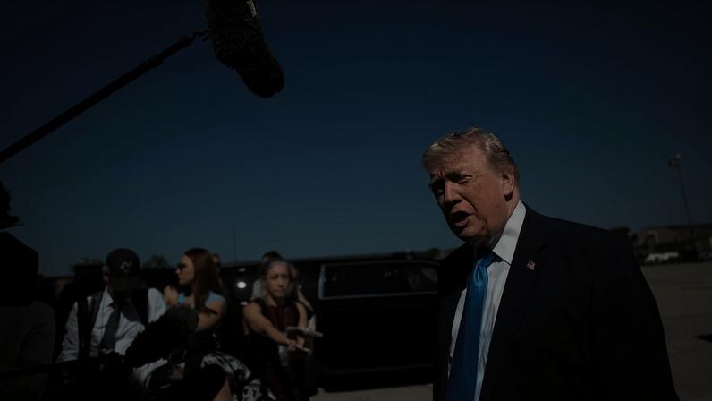 O presidente dos EUA, Donald Trump, fala com a imprensa ao partir da Base Aérea Conjunta Andrews rumo à Academia da Guarda Costeira dos Estados Unidos em Connecticut, Maryland, EUA, em 20 de maio de 2026