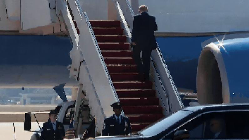 O presidente dos EUA, Donald Trump, fala com membros da imprensa antes de embarcar