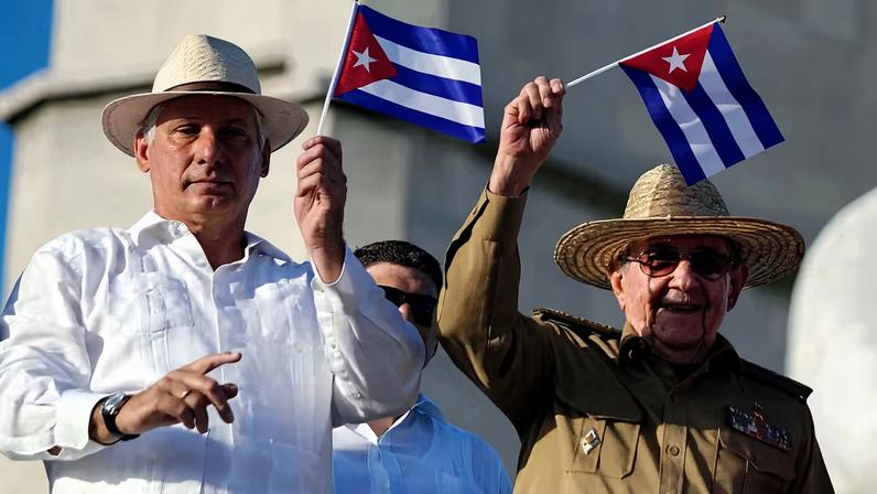 O Primeiro Secretário do Partido Comunista de Cuba e ex-presidente, Raúl Castro, e o presidente cubano, Miguel Díaz-Canel, assistem à manifestação do Dia do Trabalho em Havana, Cuba, em 1º de maio de 2019