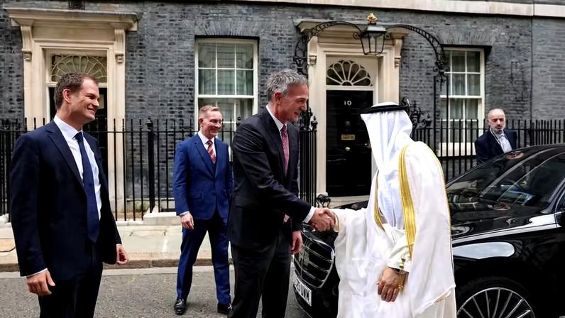 Jasem Mohamed Albudaiwi, secretário-geral do Conselho de Cooperação do Golfo, é recebido pelo secretário de Negócios do Reino Unido, Peter Kyle , pelo ministro de Estado do Comércio do Reino Unido, Chris Bryant, e pelo subsecretário de Estado Parlamentar do Reino Unido para o Oriente Médio, Hamish Falconer, ao chegar em Downing Street, Londres, Reino Unido, em 20 de maio de 2026