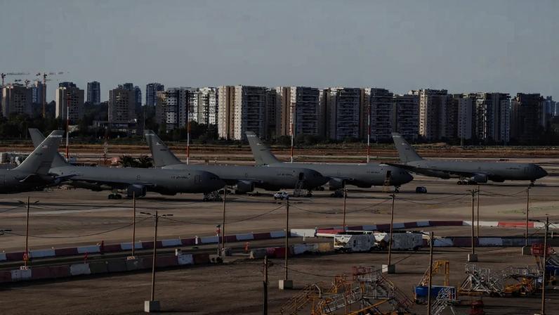 Aviões-tanque da Força Aérea dos EUA alinhados em aeroporto de Israel 19 de maio de 2026 REUTERS/ Dedi Hayun
