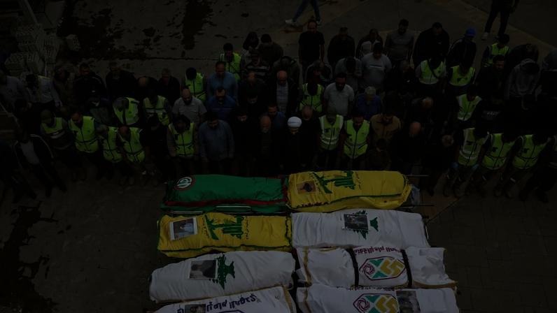 21 de maio de 2026 - Pessoas participam de funeral de pessoas mortas na terça (19) em ataque de Israel em Deir Qanoun al-Nahr, no sul do Líbano. Foto: REUTERS/Stringer