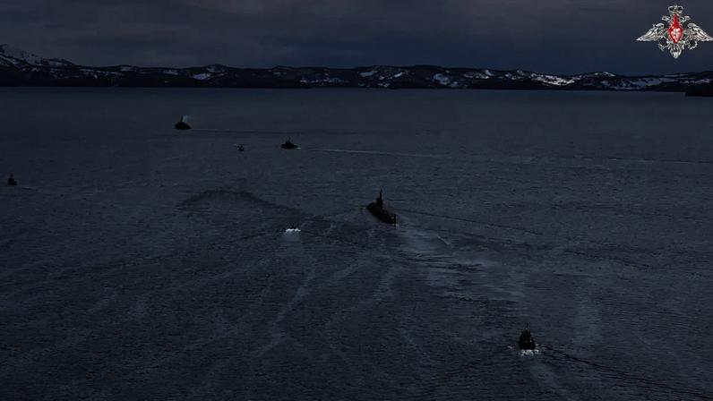 Navios de guerra e submarino nuclear participam de exercício das forças russas em local não identificado, na Rússia