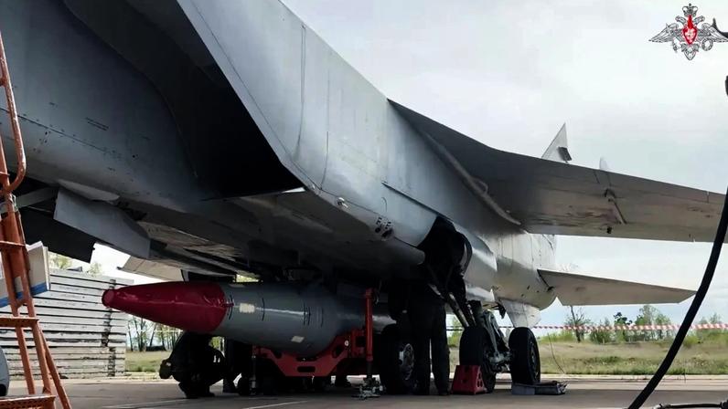Míssil hipersônico Kinzhal em caça MiG-31 durante exercício de forças nucleares da Rússia 21 de maio de 2026. Ministério da Defesa da Rússia/Divulgação via REUTERS