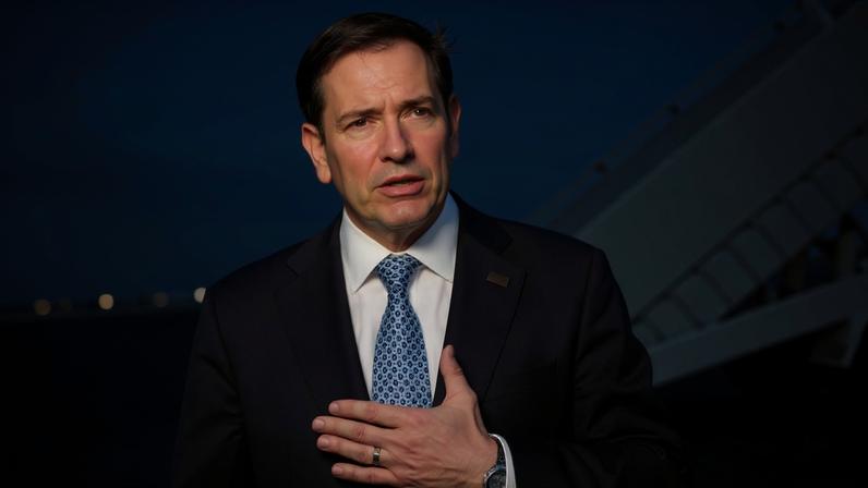 O secretário de Estado, Marco Rubio, fala à imprensa antes de embarcar em seu avião na Base Aérea de Reserva de Homestead, Flórida, EUA, na quinta-feira, 21 de maio de 2026. Rubio está viajando para uma reunião de ministros das Relações Exteriores da Otan na Suécia.