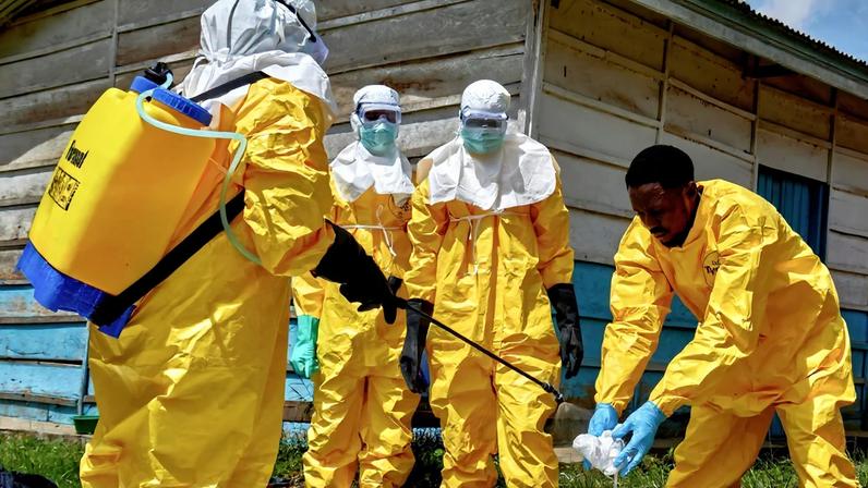 Red Cross workers disinfect after handling the body of a person who died of Ebola, as aid agencies intensify efforts to contain a new Ebola outbreak involving the Bundibugyo strain, at the Centre Medical Evangelique (CME) in Hoho commune of Bunia, Ituri province, Democratic Republic of Congo, May 21, 2026. REUTERS/Gradel Muyisa Mumbere TPX IMAGES OF THE DAY