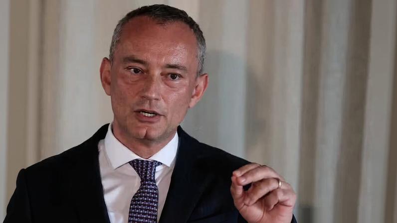 O diplomata búlgaro Nickolay Mladenov , principal enviado do Conselho de Paz para Gaza, realiza uma coletiva de imprensa em Jerusalém, em 13 de maio de 2026