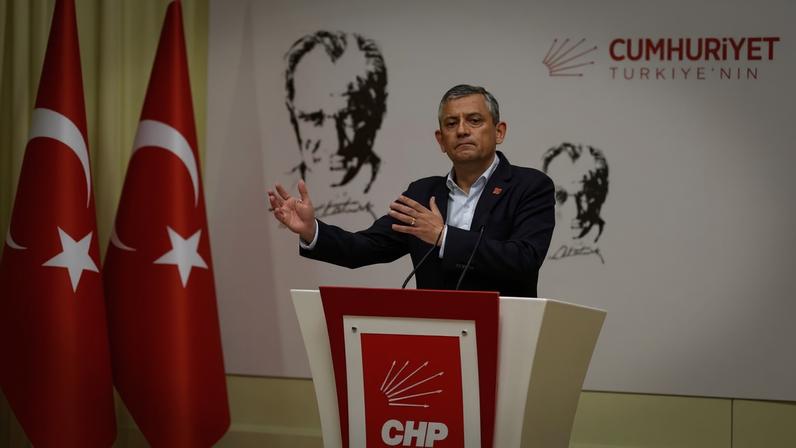 O líder do principal partido da oposição turca, o Partido Republicano do Povo (CHP), Özgur Özel, discursa para a imprensa em Ancara, Turquia, em 21 de maio de 2026