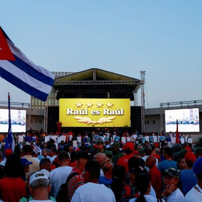 Cubanos protestam na embaixada dos EUA após indiciamento de Raúl Castro