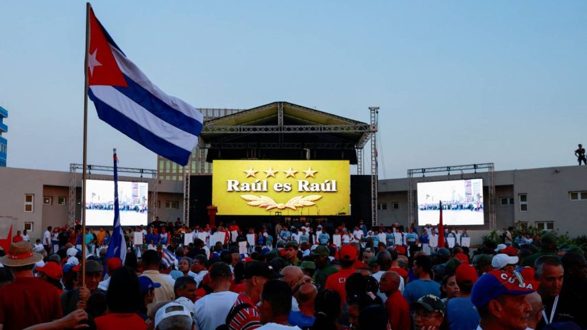 Pessoas se reúnem para protestar contra as políticas dos EUA em relação à Cuba, incluindo indiciamento do ex-presidente cubano Raúl Castro, em Havana 22 de maio de 2026 REUTERS/Norlys Perez