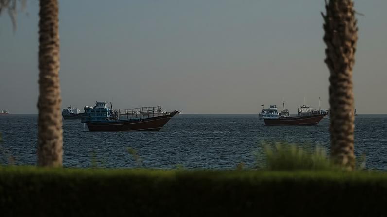 Embarcações navegam pelo Estreito de Ormuz , Musandam, Omã, 22 de maio de 2026