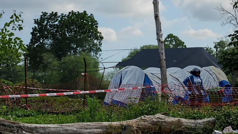 Policiais guardam centro de saúde em chamas após ataques em Rwampara perto de Bunia, província de Ituri