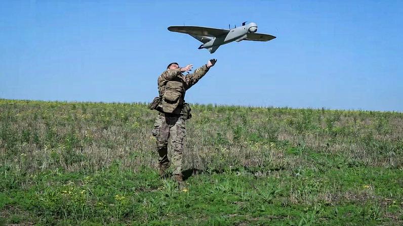 Soldado ucraniano lança drone de reconhecimento do tipo 'Leleka' em Donetsk em 22 de maio